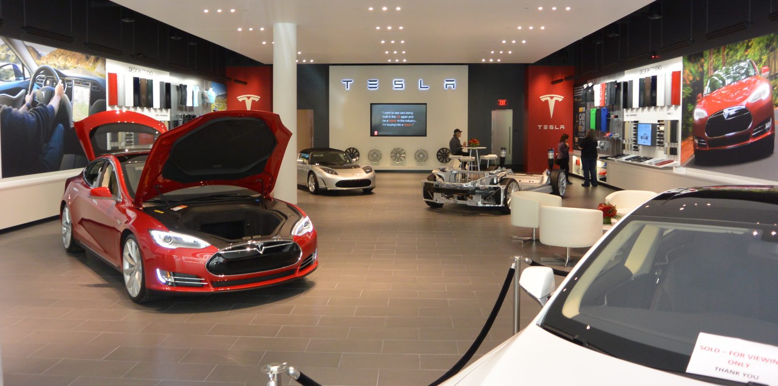 Tesla opens a showroom in Galleria Dallas as Texas laws remain