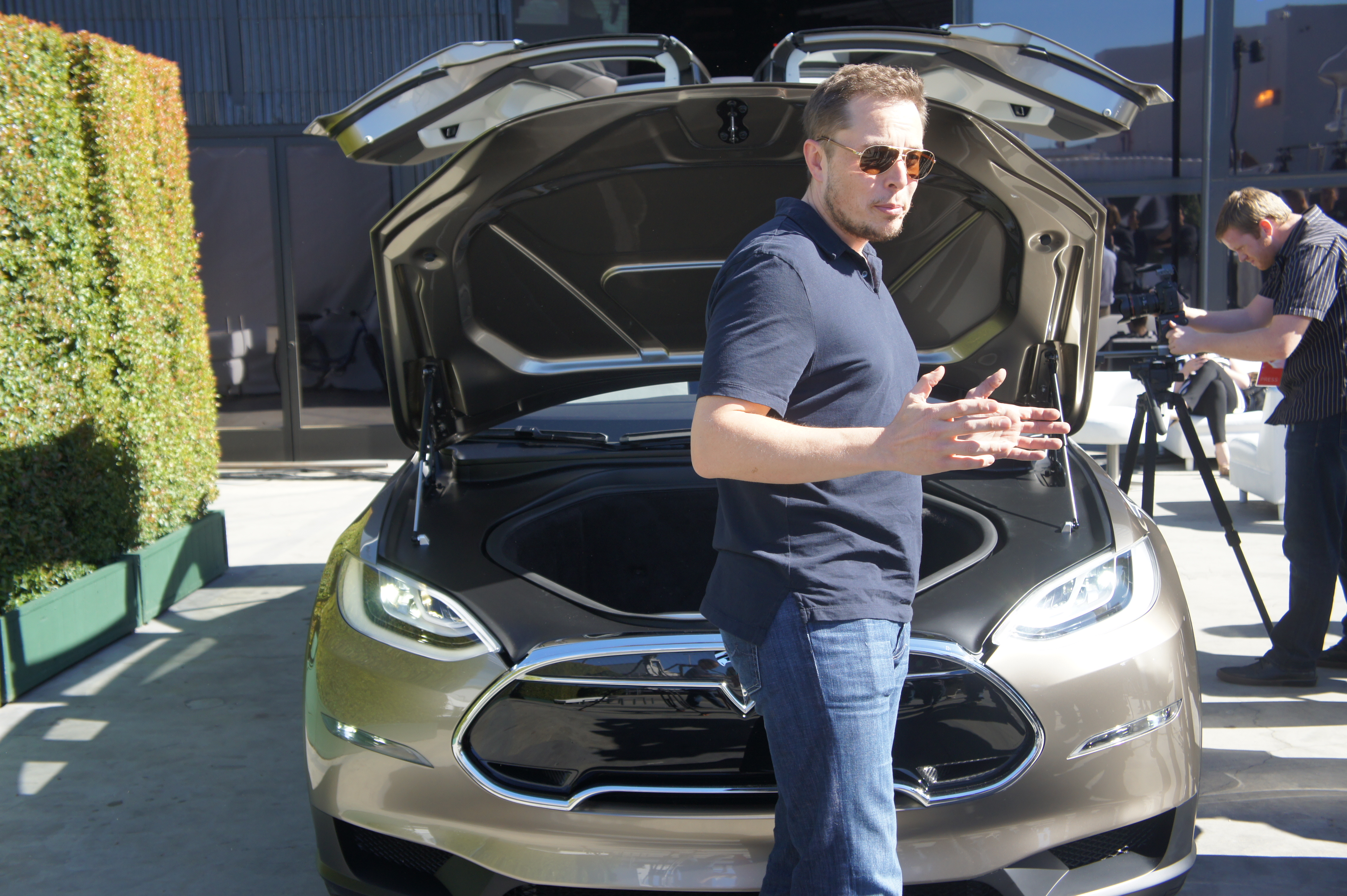 Tesla Model X ‘Frunk’ is radically bigger than prototypes Electrek