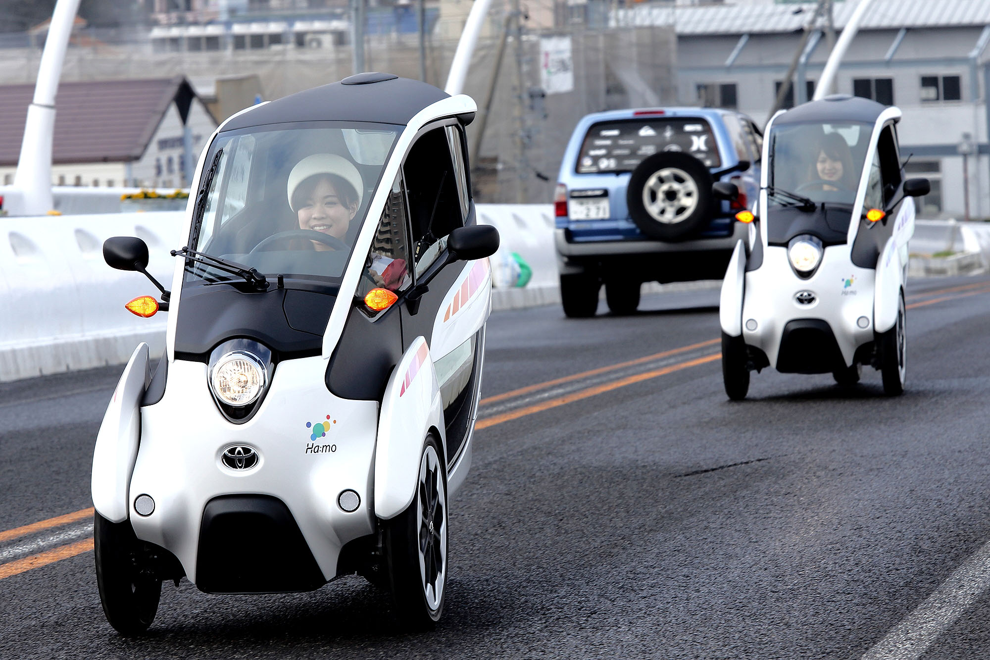 Электромобиль из японии. Электромобиль Toyota i-Road. Электромобиль Тойота трехколесный. Тойота IROAD. Электромобиль Byvin Electric car интерьер.