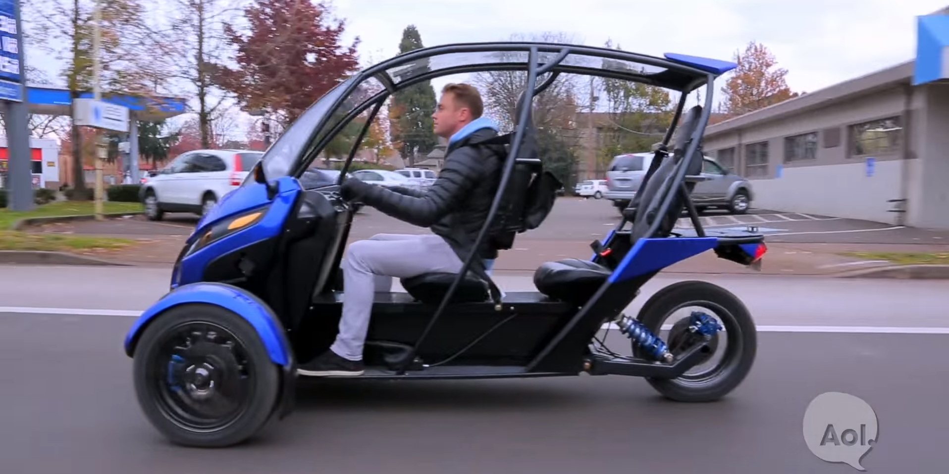 Threewheeled halfenclosed electric motorcycle Arcimoto SRK 8 [Video