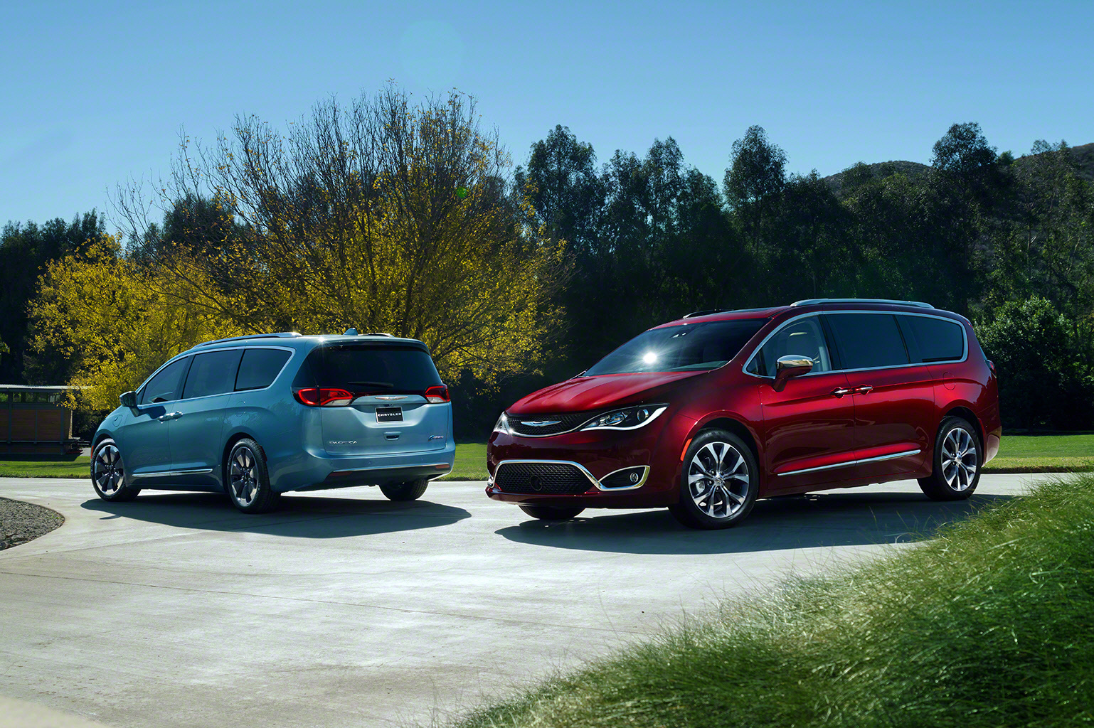 Chrysler unveils 2017 Pacifica minivan with plug-in hybrid drivetrain