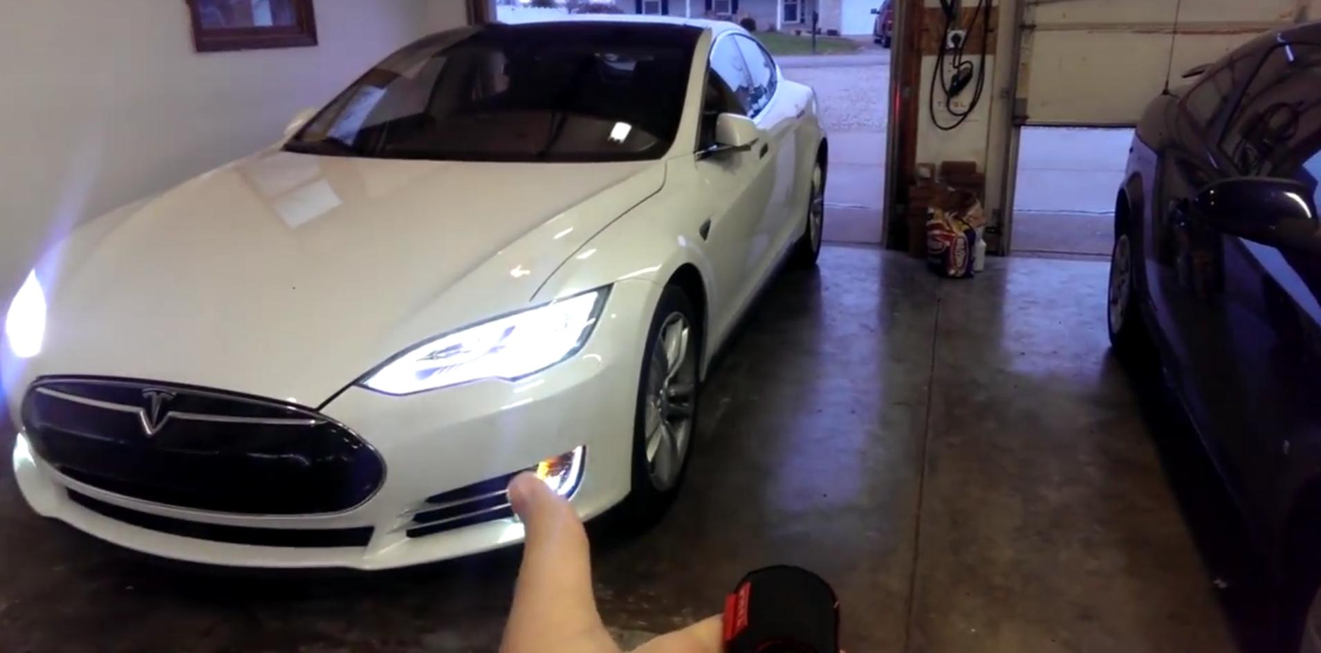 Tesla Summon garaga