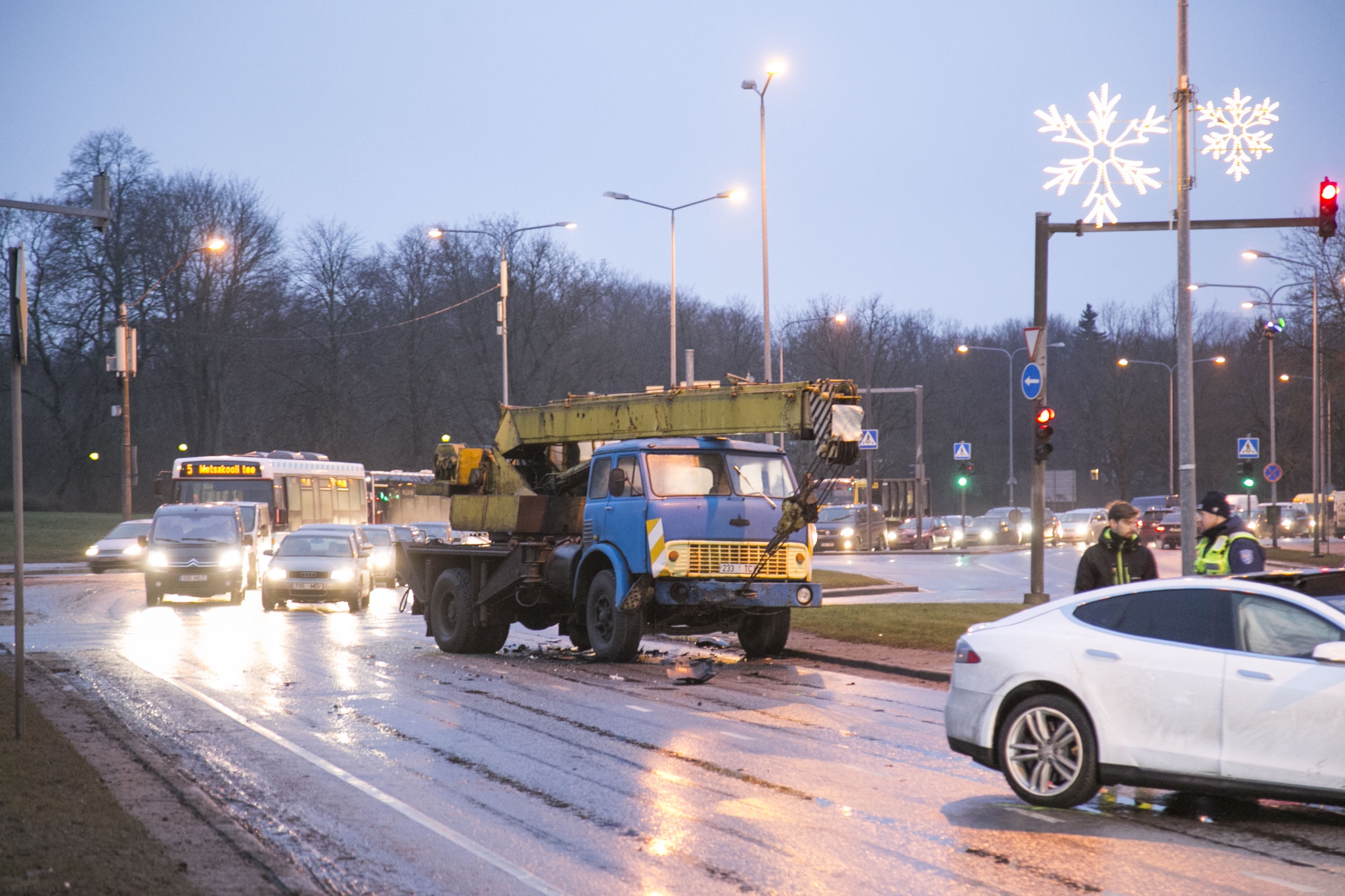 Tesla Model S head-on collision with Soviet-era Crane Truck: Tesla ...