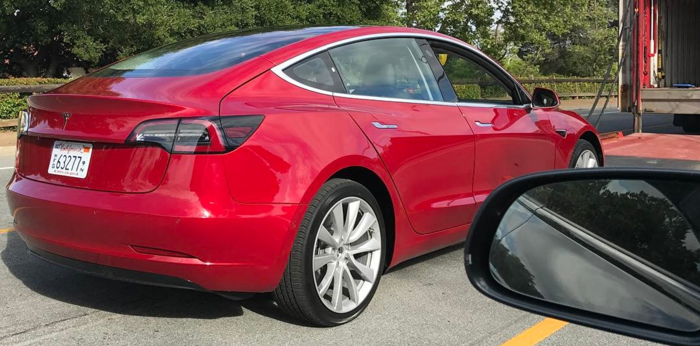 Mars hvor ofte Uganda Tesla Model 3: new red release candidate spotted at Tesla HQ | Electrek