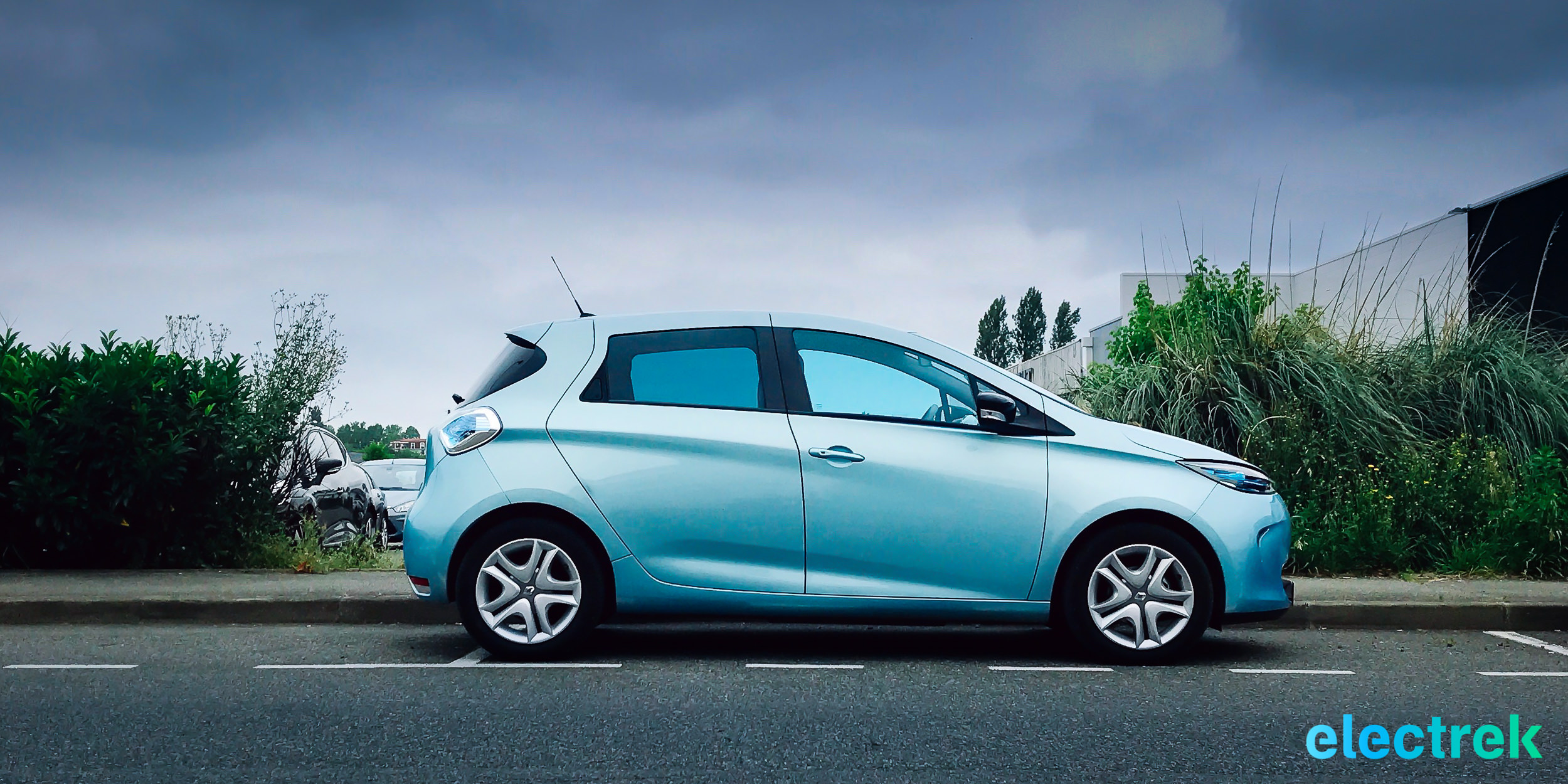 First impression: the little 2017 Renault Zoe guillotines the competition