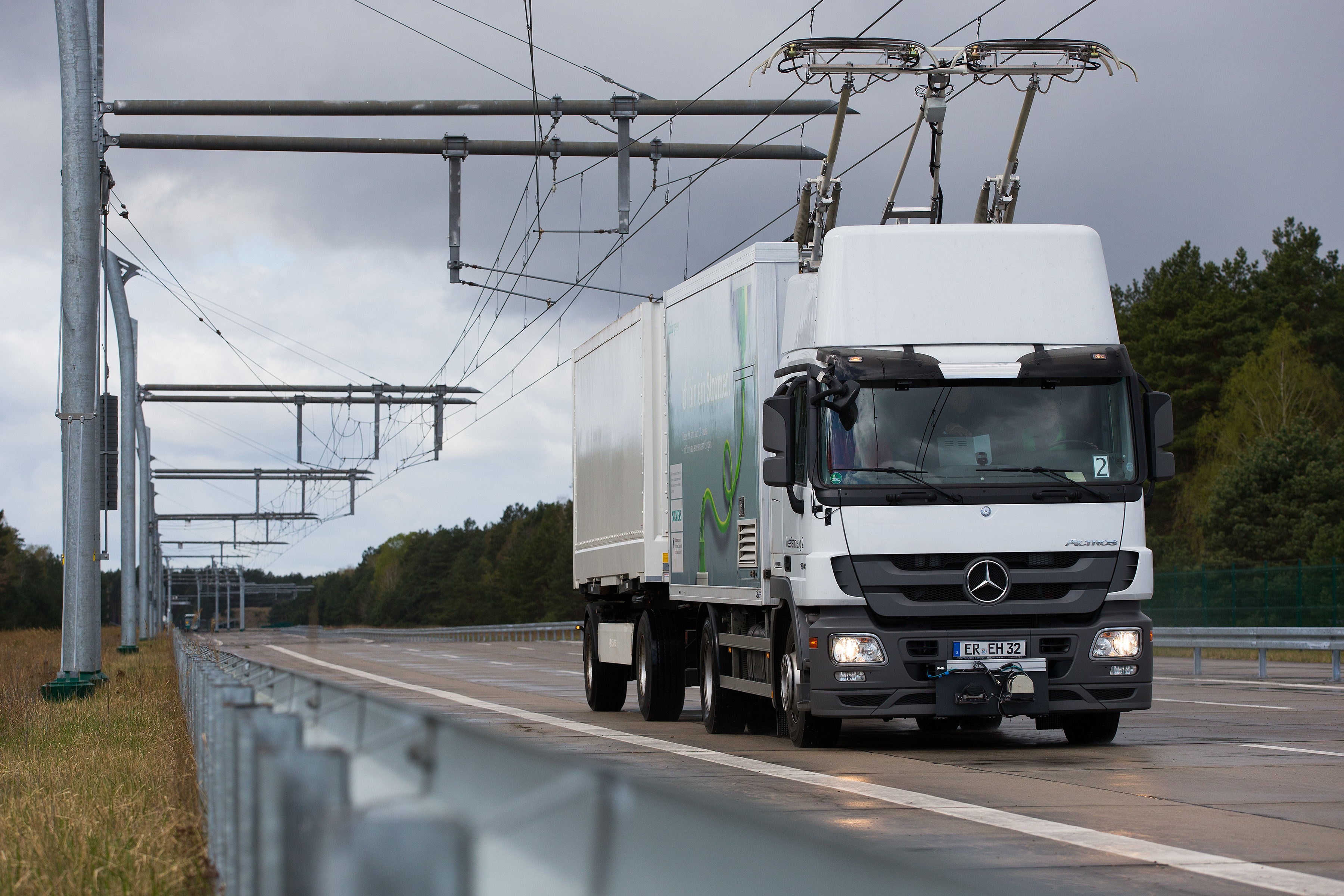 Электрический автомобильный транспорт. Siemens EHIGHWAY. Электро Автобан в Германии. Фуры электро Германия Автобан. Электро Грузовики в Германии.