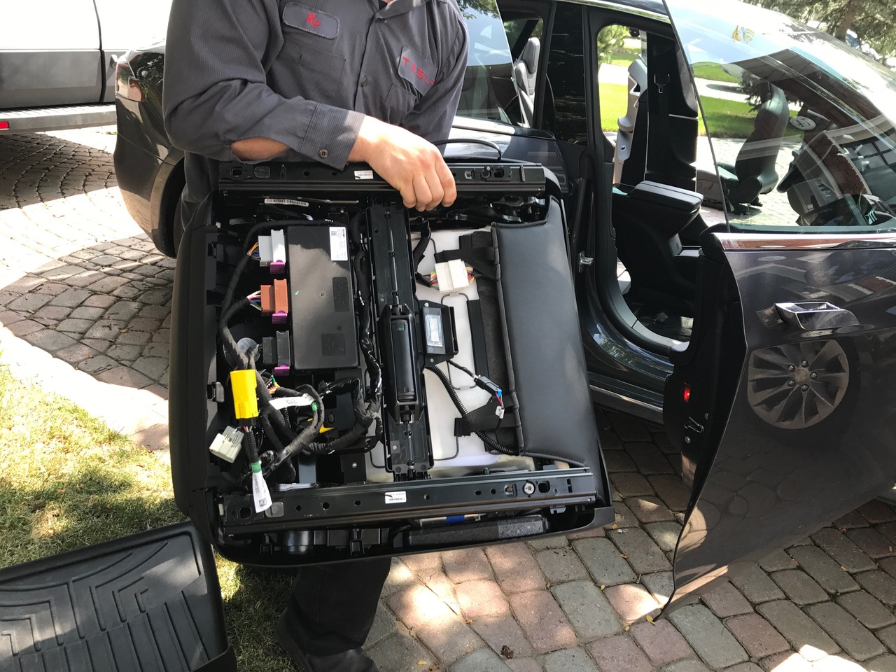 Tesla is serious about its new mobile service effort - here's a glimpse ...