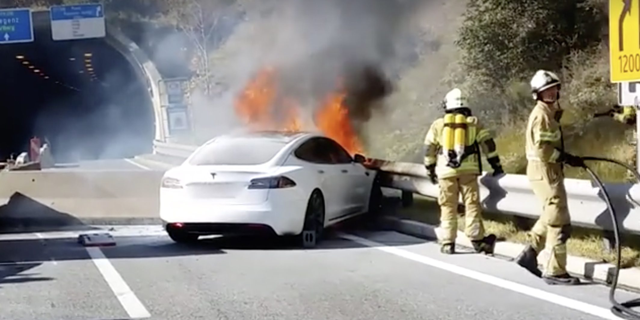 Tesla Model S fire vs 35 firefighters watch impressive operation