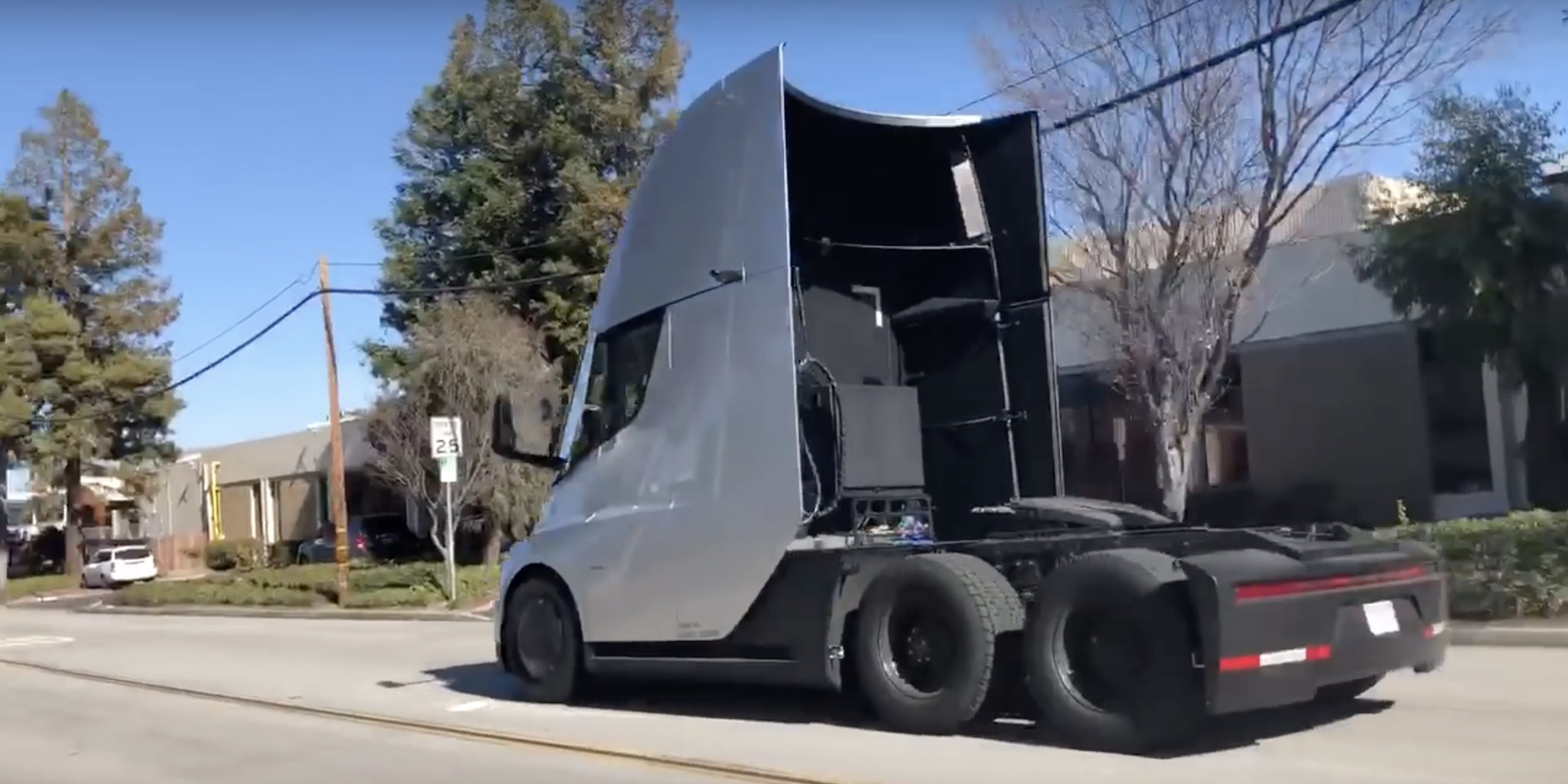 watch-tesla-semi-prototype-do-a-ludicrous-acceleration-from-low-speed