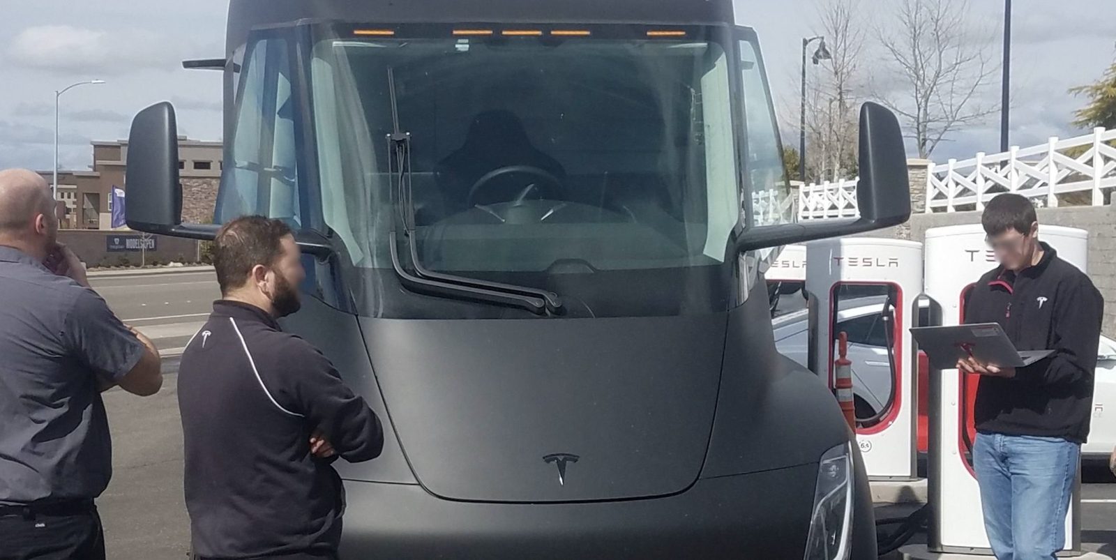 Грузовик на пару. Tesla грузовик 2022. Тесла грозовик с теслами.
