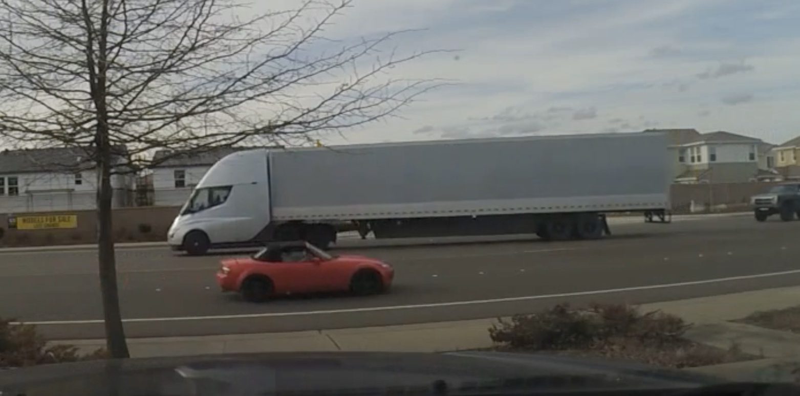 Watch Tesla Semi electric truck accelerate with a trailer like it's