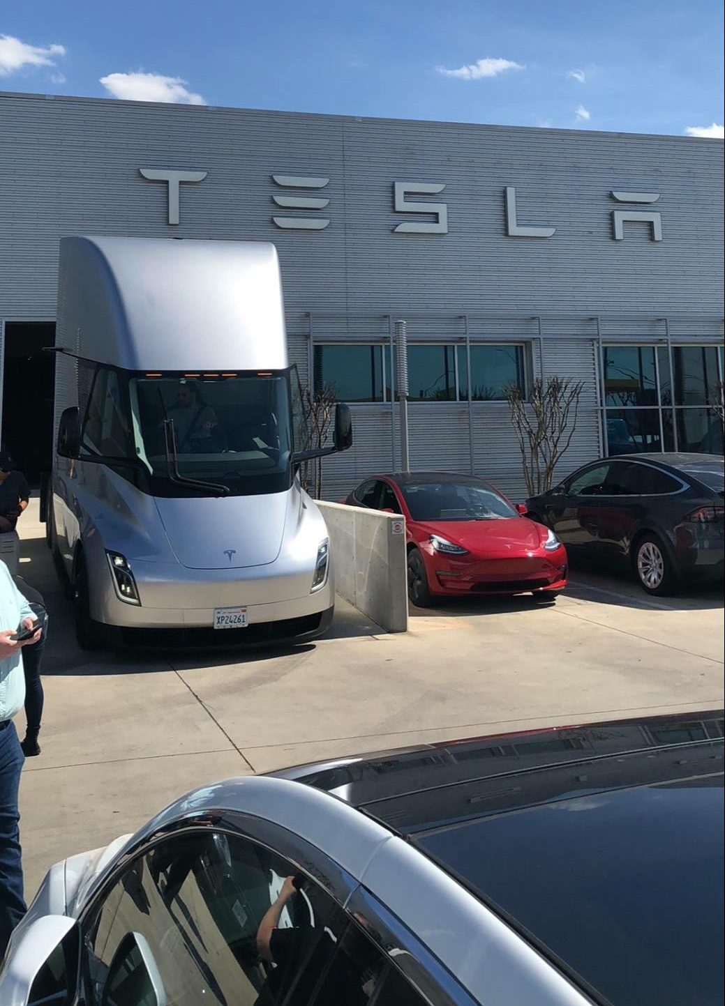 A Tesla Semi Electric Truck Prototype Is Travelling Across The Us Now