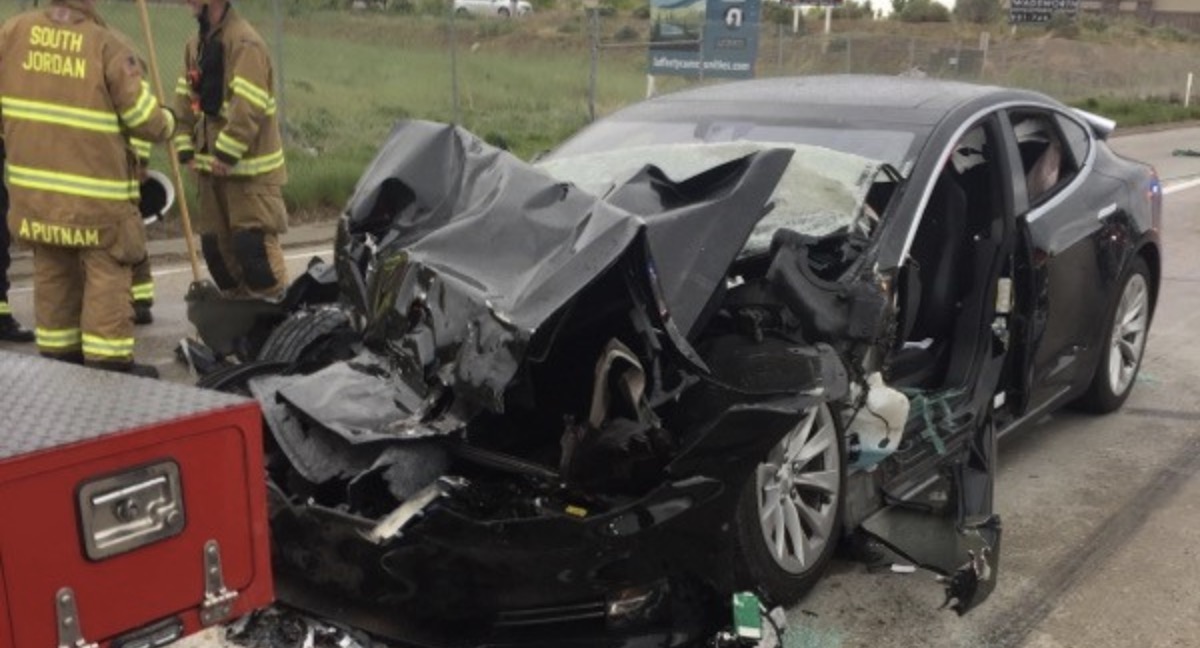 Tesla Driver Who Crashed Into Truck On Autopilot Got A Citation As Tesla Releases Logs And The Nhtsa Investigates Electrek