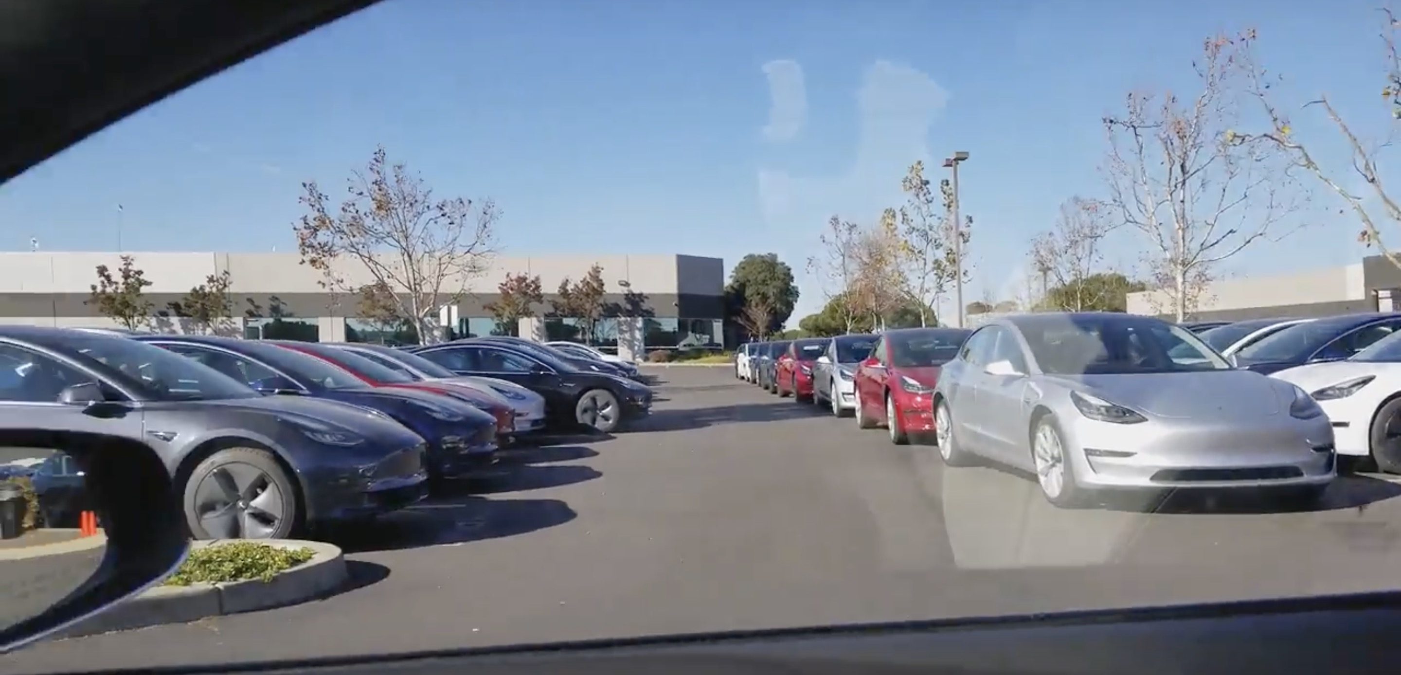 Tesla tries to get Model 3 buyers out the door in 5 mins during delivery as it ramps up Electrek