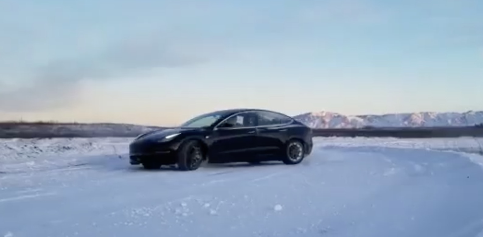 El dueño de un Tesla se vuelve viral después de que su auto no se carga en el frío