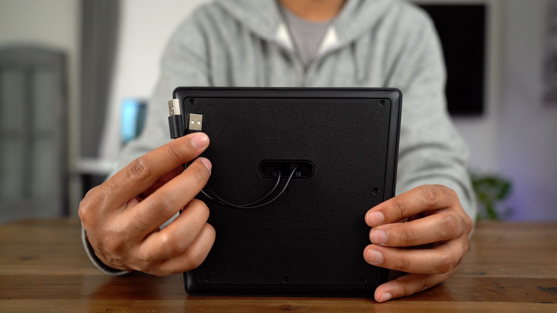 Handson Nomad Wireless Charger for Tesla Model 3 [Video] Electrek