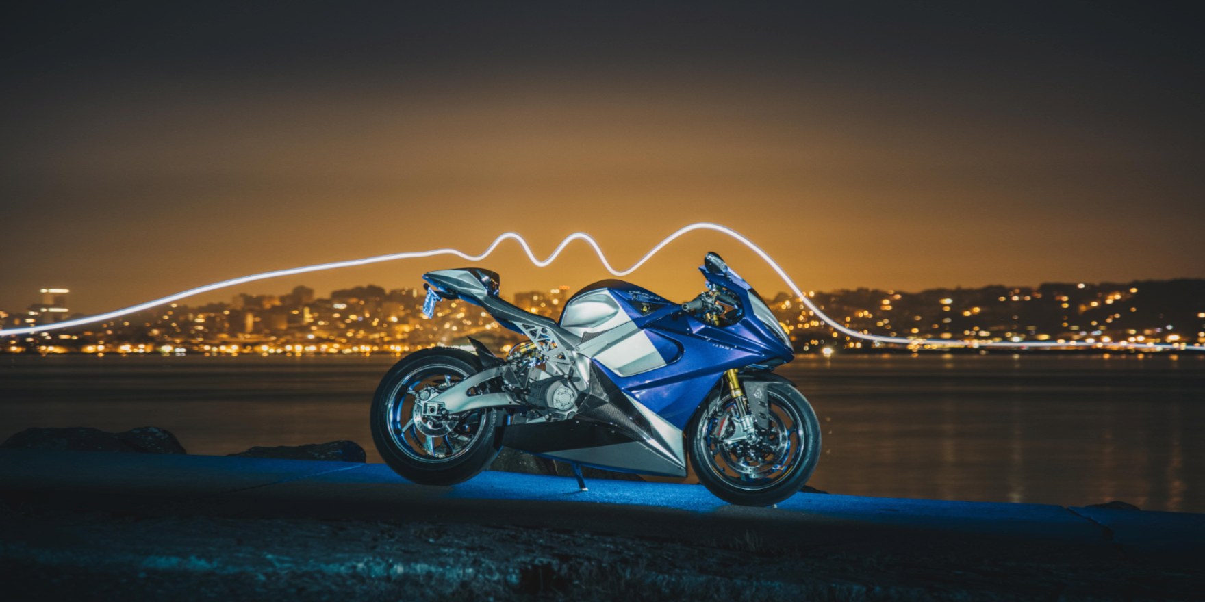 LS-218 electric motorcycle accelerates from 100-150 mph in 2 seconds