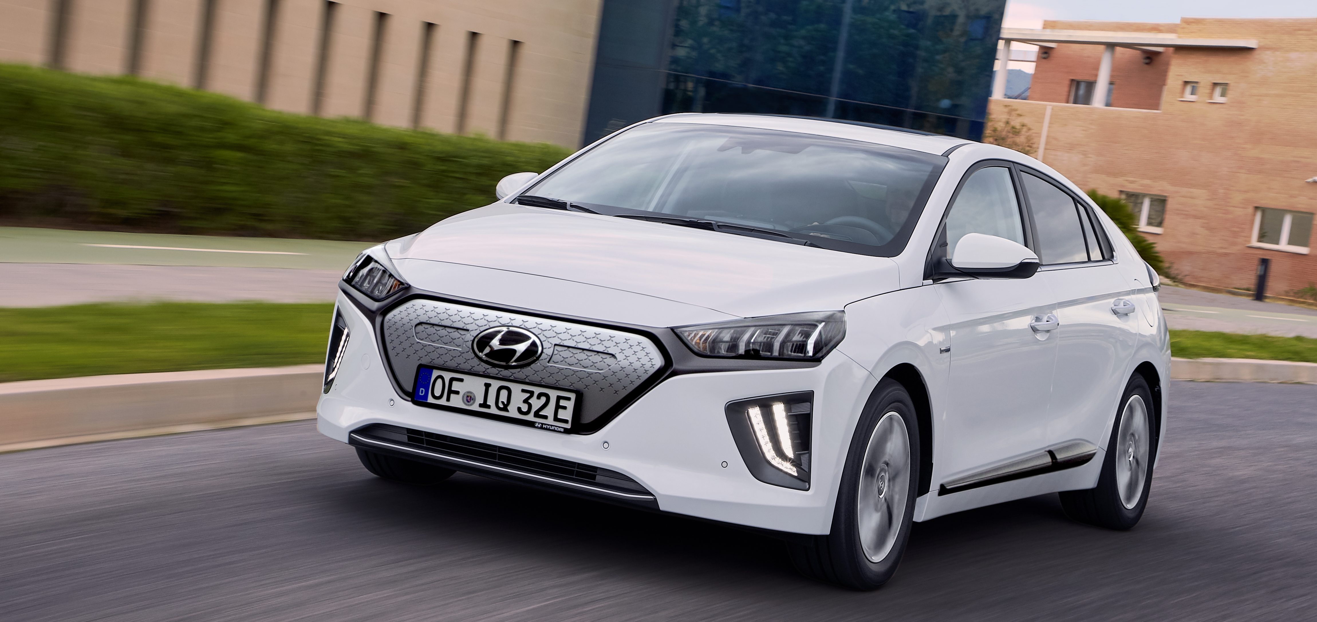 herten Redding ontsmettingsmiddel Hyundai upgrades IONIQ Electric with significantly bigger battery and  design refresh | Electrek