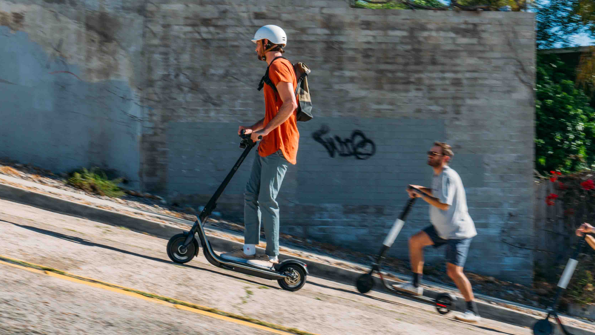 Ли электрический. Самокат Boost Scooter. Катание на самокате. Самокат на горе. Самокат электрический1.5 киловатт.