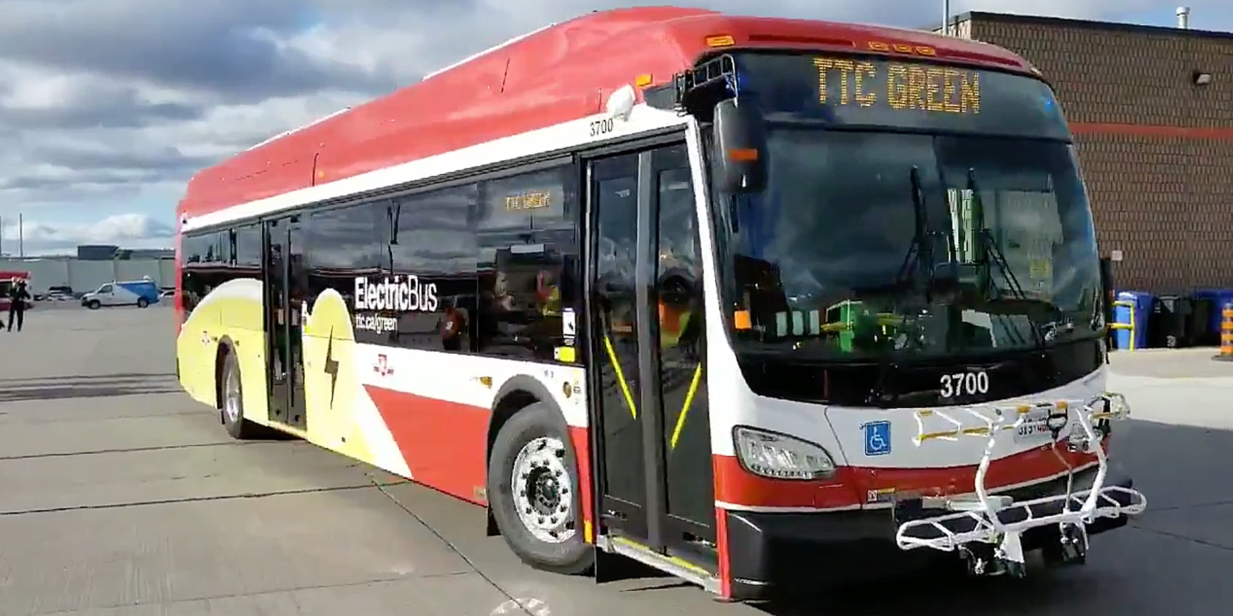 First Toronto electric bus hits the road, 60 more on the way by 2020