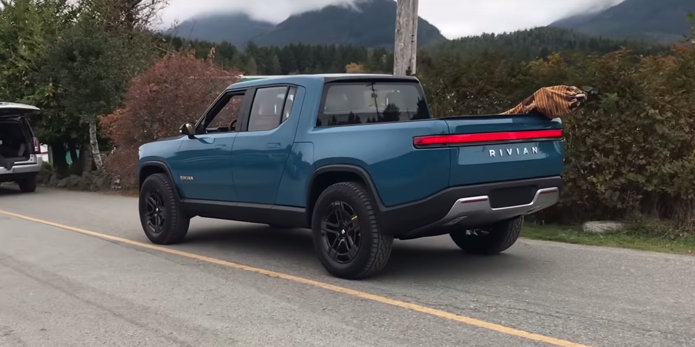 Watch Latest Rivian R1t Electric Pickup Prototype Spotted Driving In Canada Electrek 3735