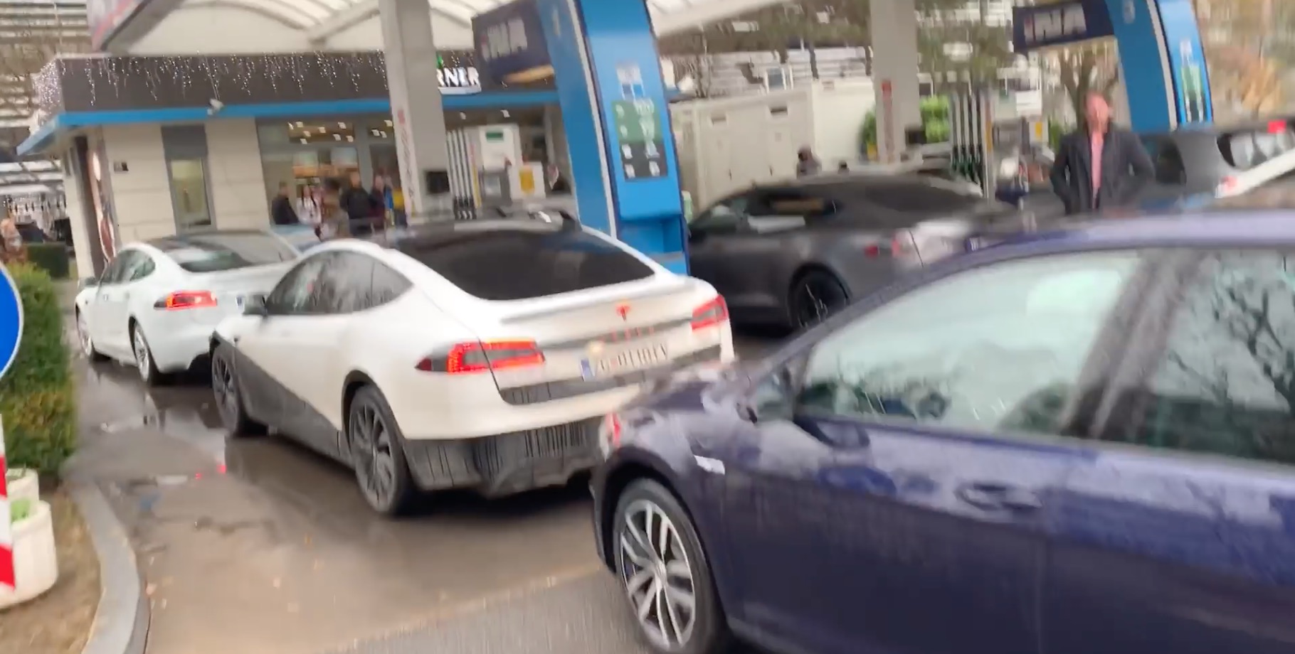 Tesla and other EVs block gas station in protest against charging