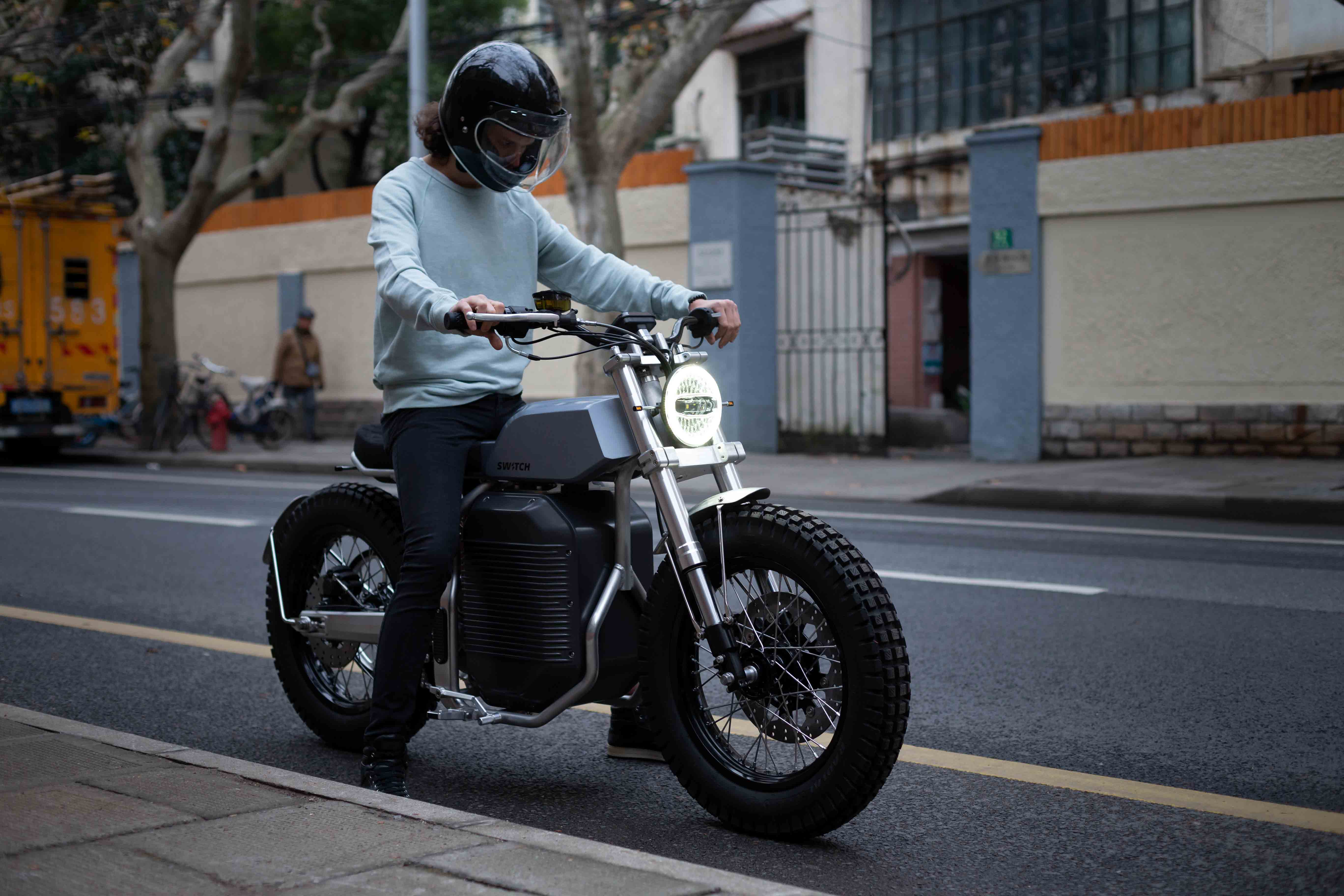 Switch motorcycles unveils retro-futuristic eSCRAMBLER electric ...