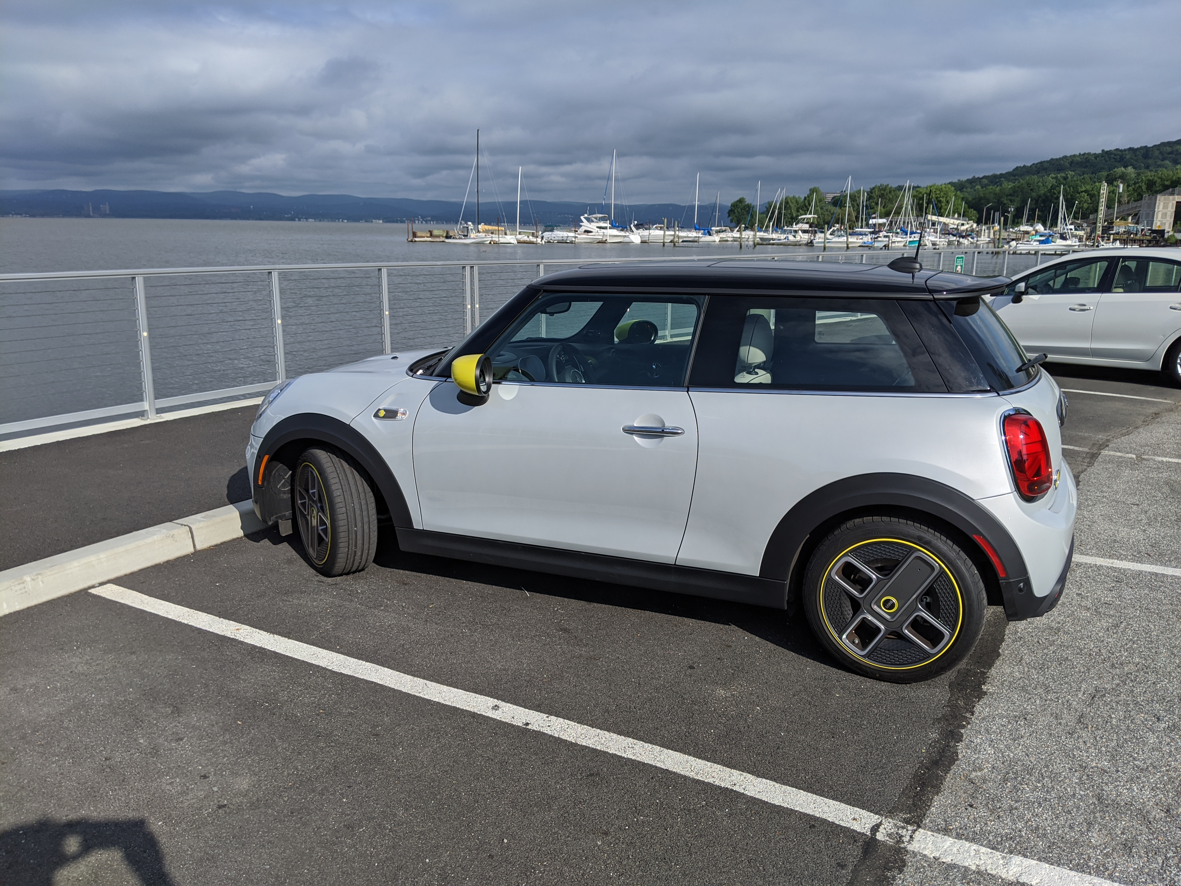 The Electrek Review: Mini SE is a fun, instant classic, but oh, that ...