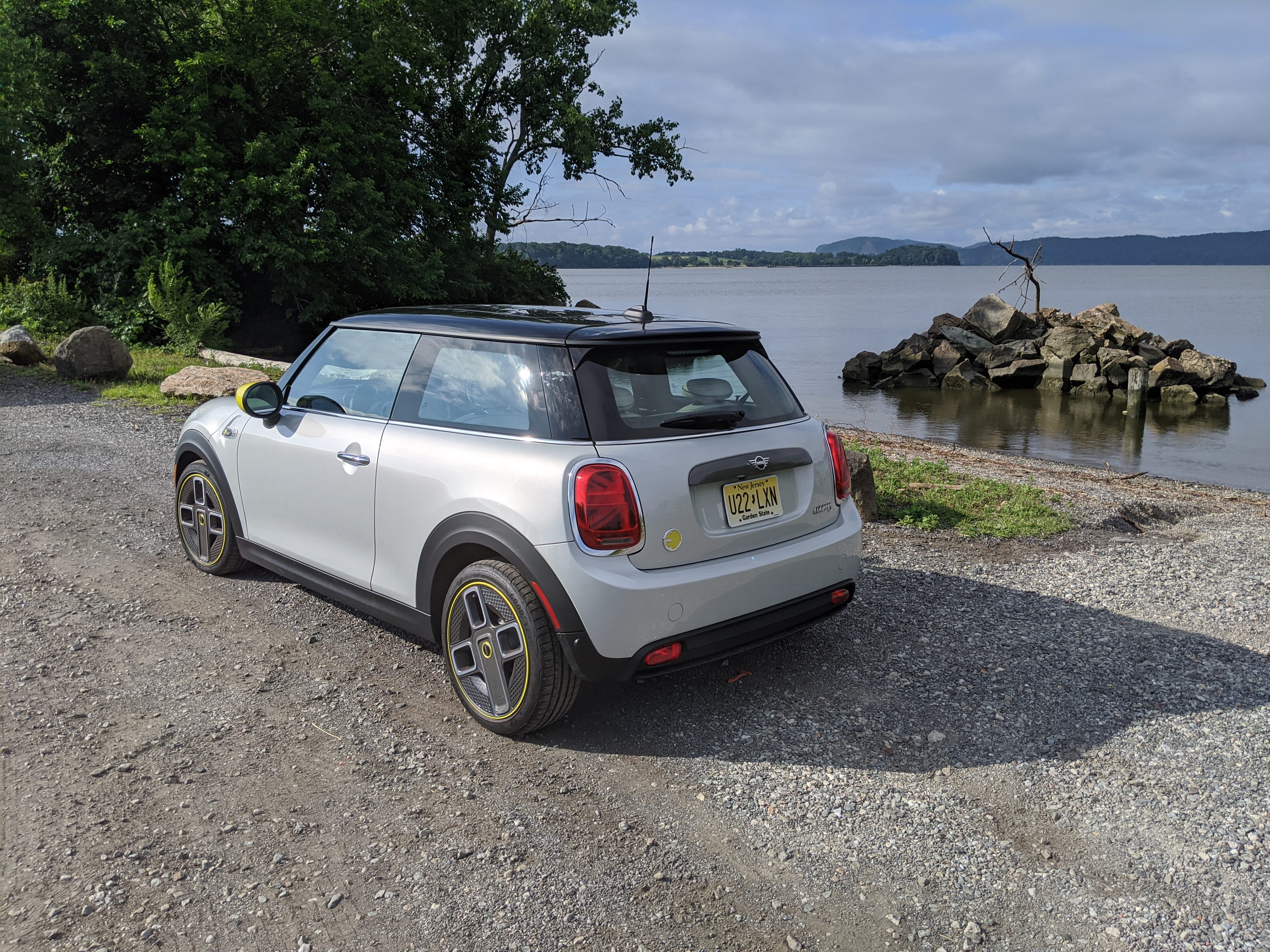 The Electrek Review: Mini SE is a fun, instant classic, but oh, that ...
