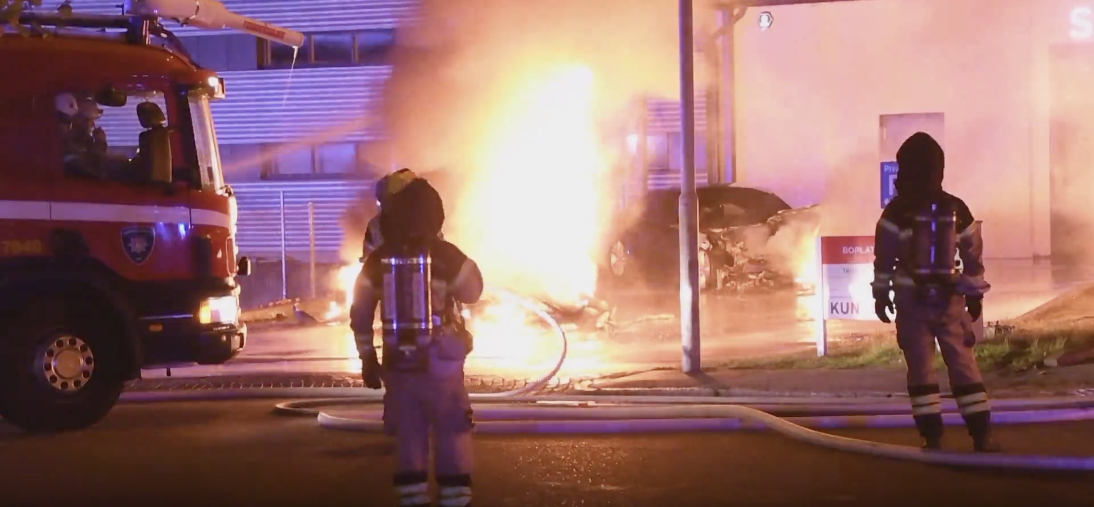 7 Tesla vehicles burned in fire at Tesla store, police suspect arson -  Electrek