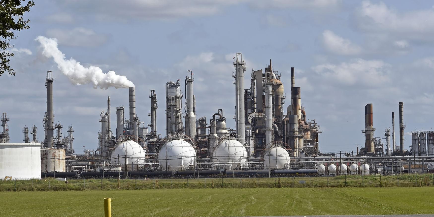 EGEB: First US Gulf Coast oil refinery shuts down since COVID - Electrek