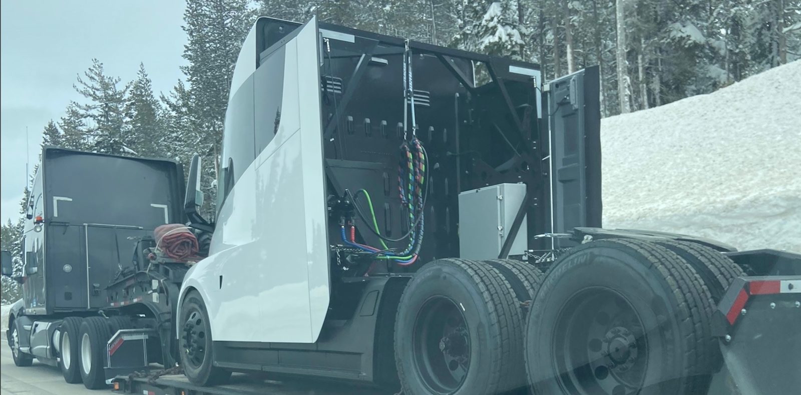 Tesla-Semi-new-electric-truck-prototype-hero.jpg