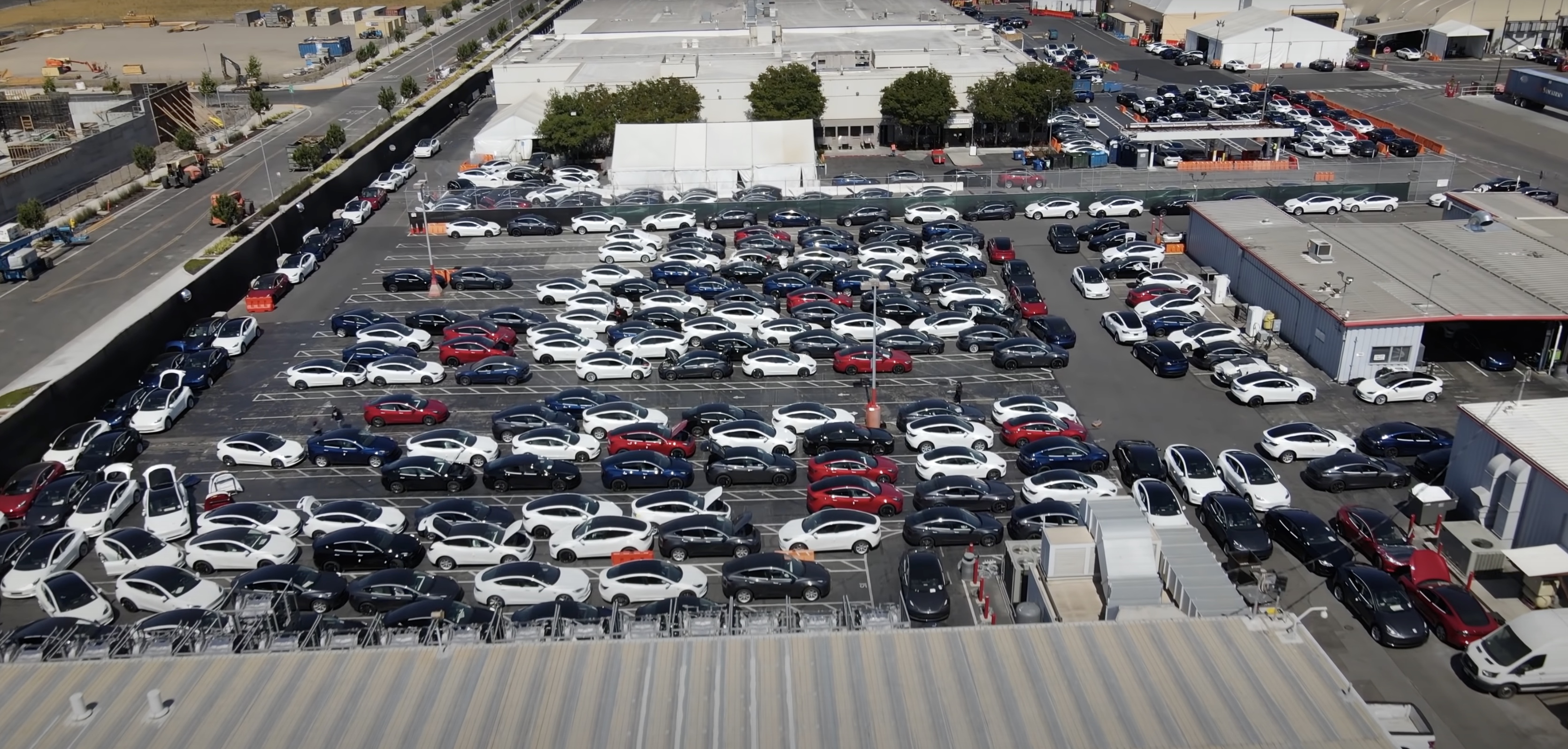 An image showing a Tesla car lot with over 1,000 cars