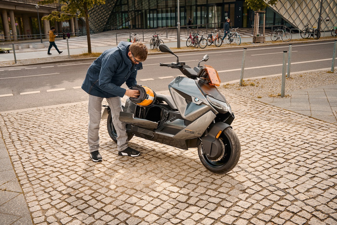 BMW unveils its crazy, futuristic 75 mph electric scooter | Electrek