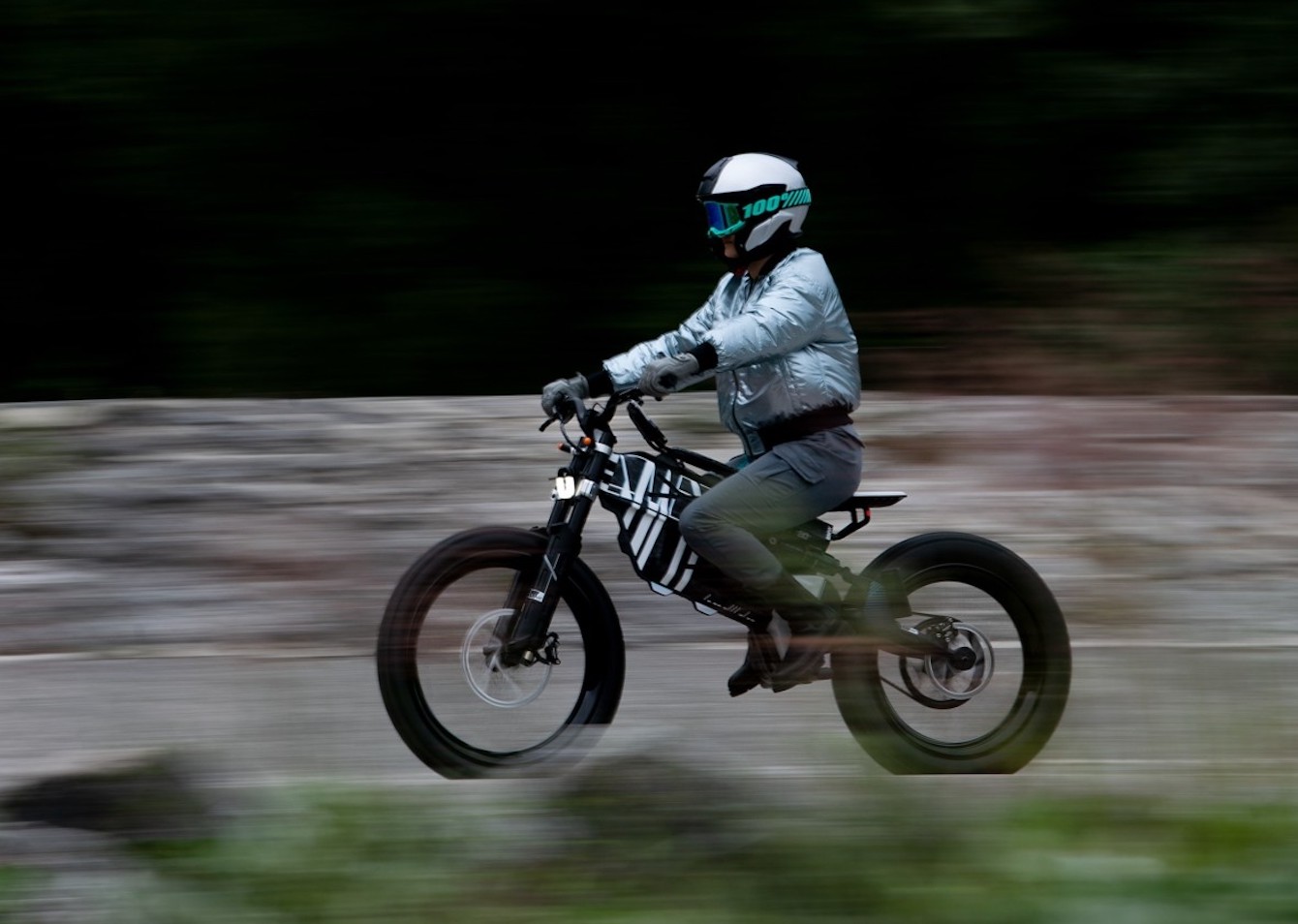 BMW unveils 60 km/h (37 mph) electric bicycle with 300 km (186 mi) range