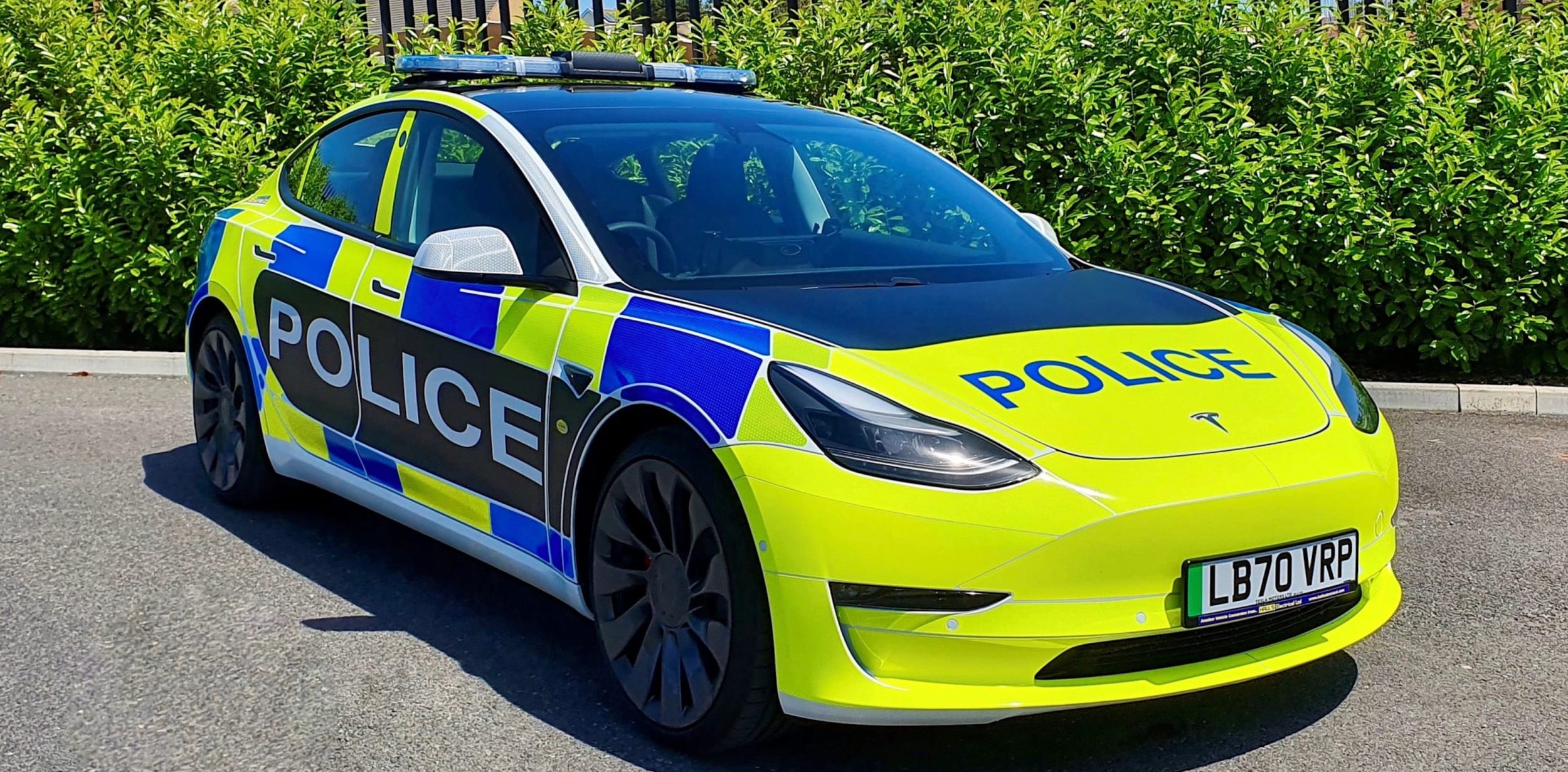 Tesla Releases Findings From Model 3 Police Patrol Car Test Electrek   Tesla Model 3 Police Car UK Hero 