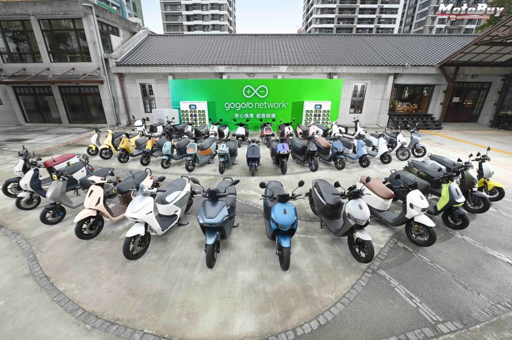 gogoro-scooters-in-front-of-gostation.jp