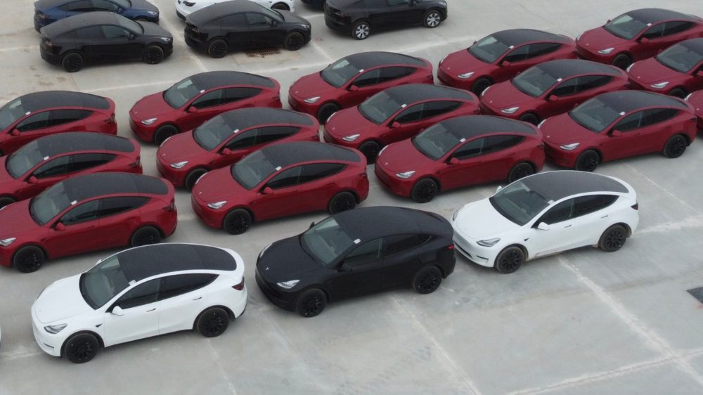 Tesla Semi appare nella sua casa futuristica a Gigafactory in Texas con più Model Y e possibili nuovi colori avvistati