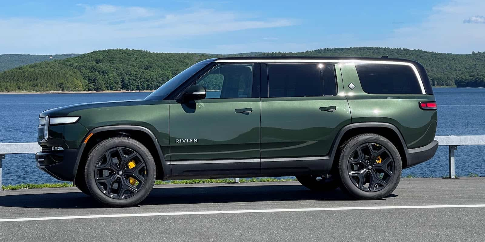 https://electrek.co/wp-content/uploads/sites/3/2022/07/Rivian-R1S-Review.jpg?quality=82&strip=all