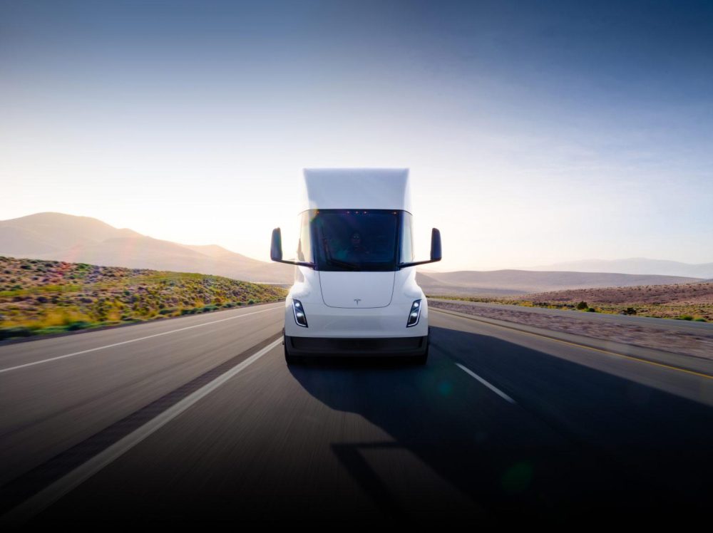 Tesla Semi едет по дороге