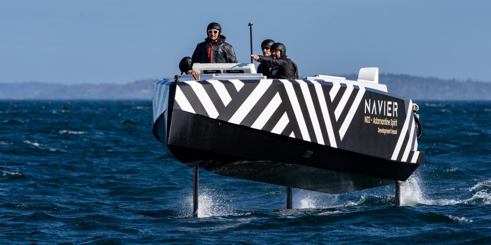 Navier's long range electric hydrofoil boat autonomously docks itself
