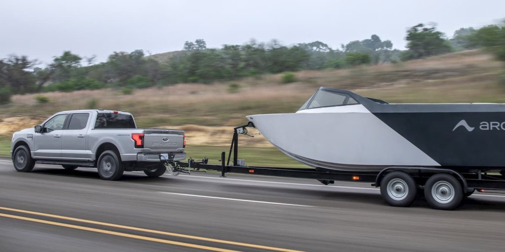 Ford-F-150-Lightning-towing