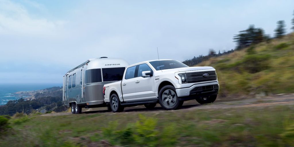 Ford-F-150-Lightning-towing