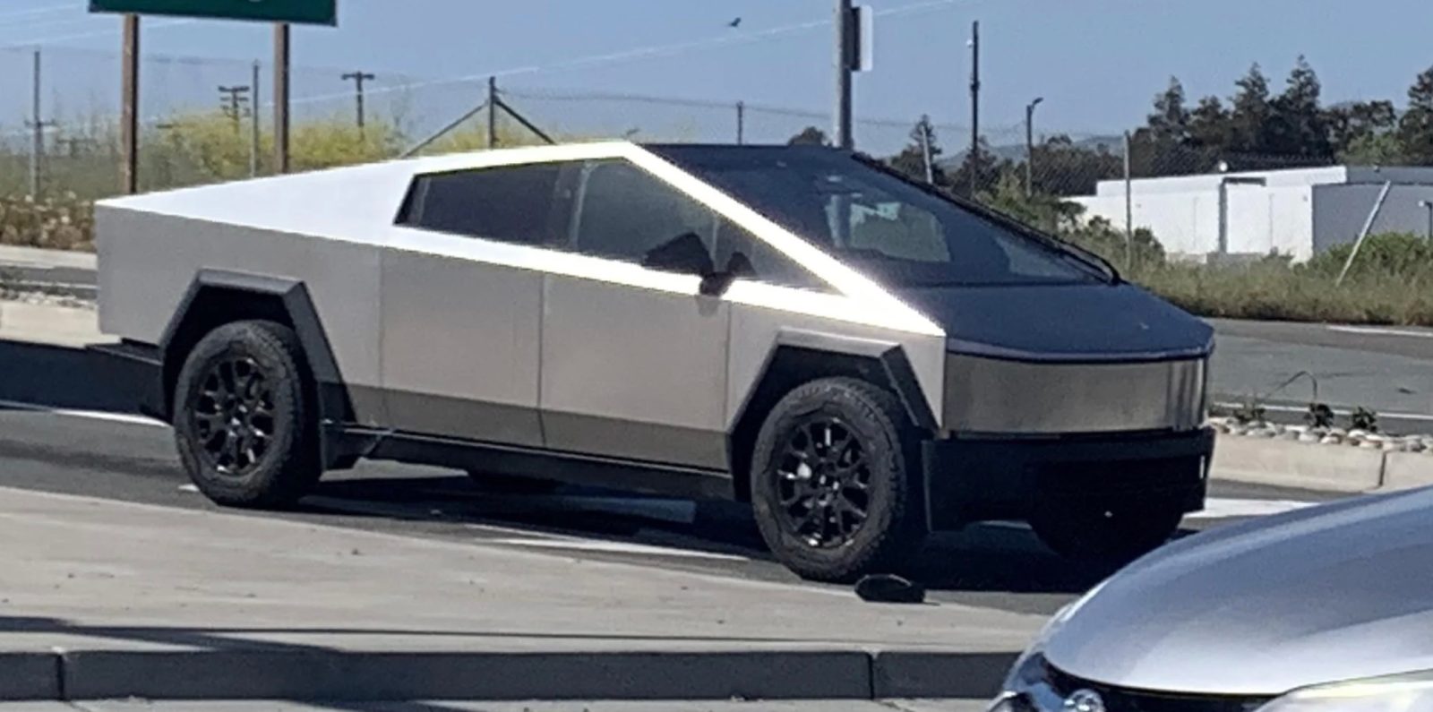 Tesla gives update on Cybertruck, claims first sub-19 ft pickup with 4 doors & 6+ ft bed