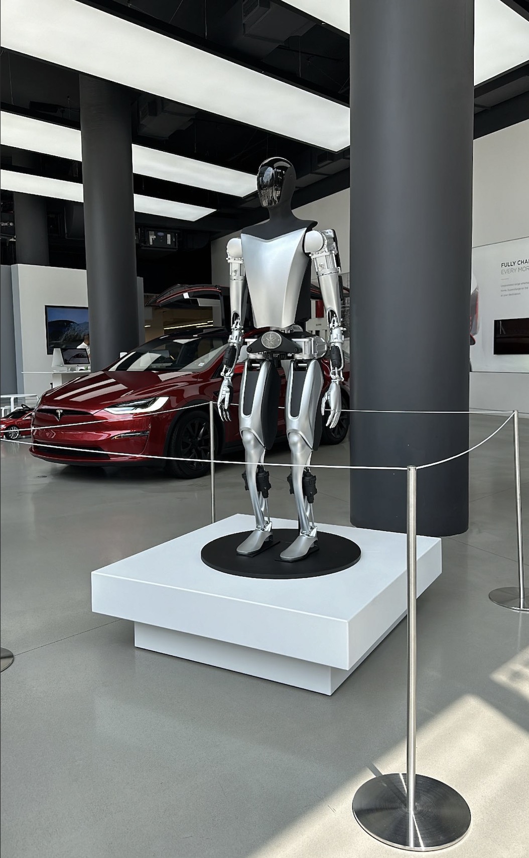 Tesla Optimus robot arrives in stores; you can see one in NYC Electrek