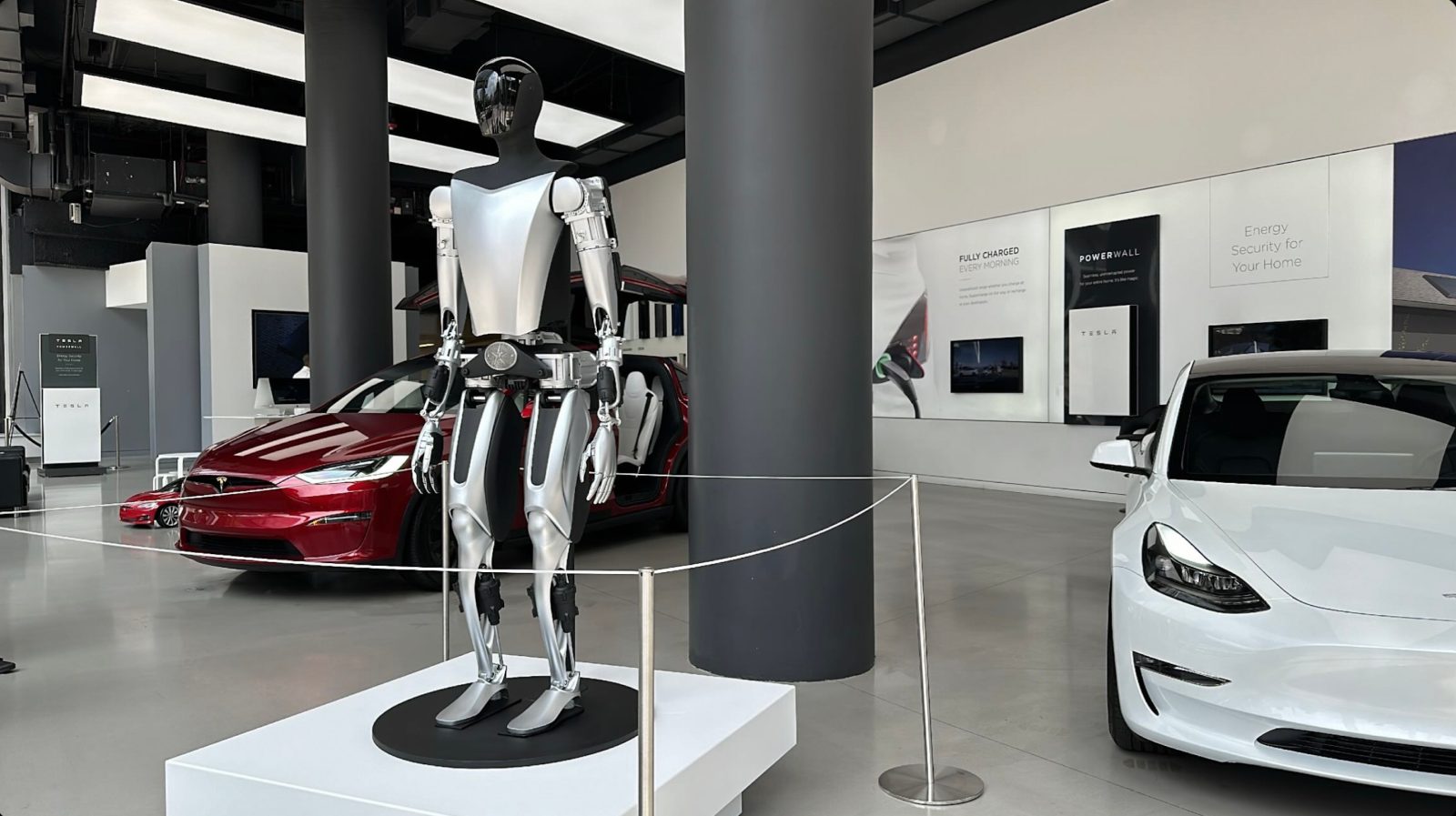 photo of Tesla Optimus robot arrives in stores, you can see it in NYC image