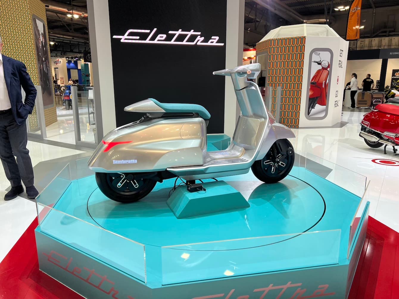 lambretta introduces elettra, a futuristic electric scooter whose entire  rear lifts up on its own