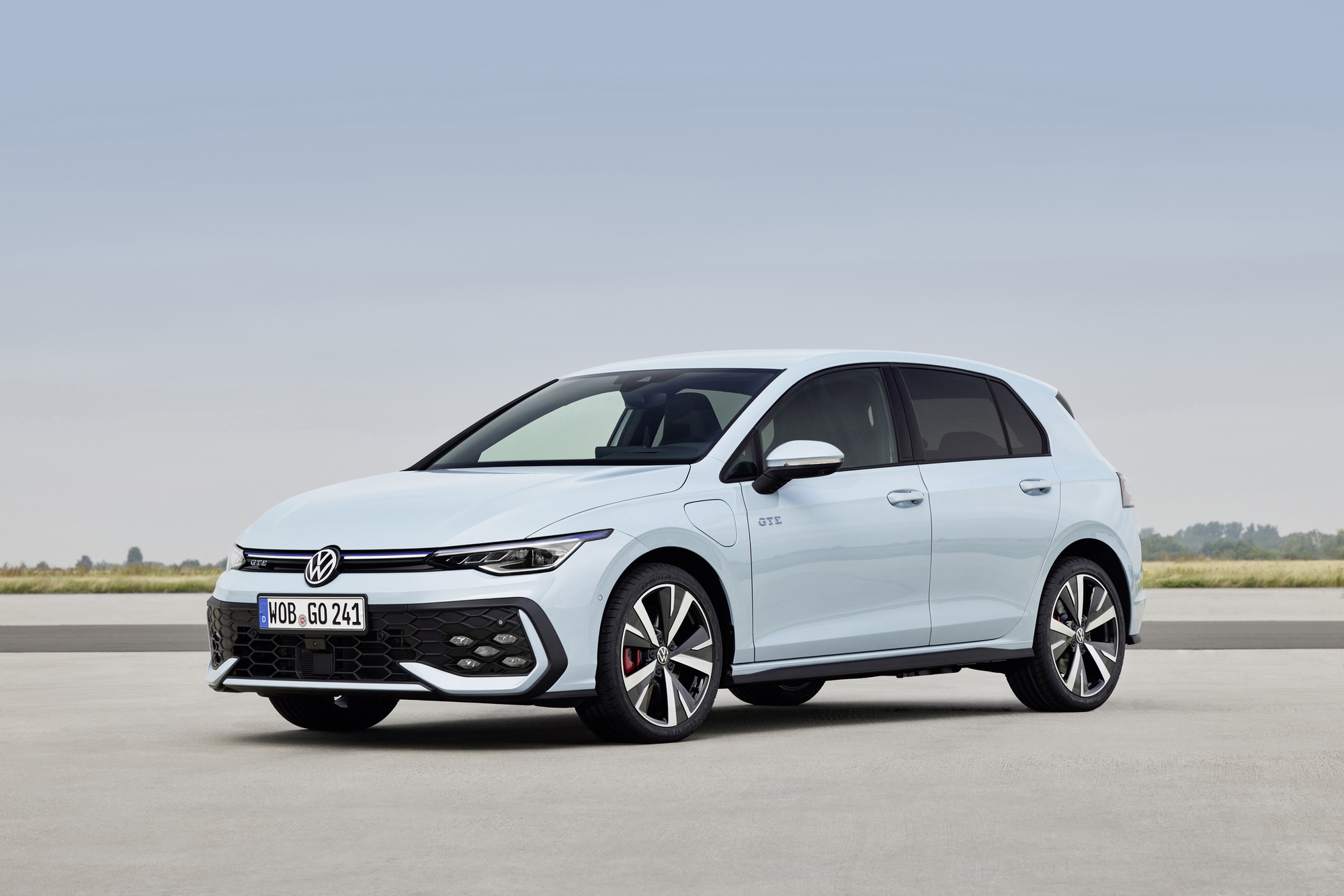 The new VW Golf GTE has a bigger battery, more range, DC fast charging ...