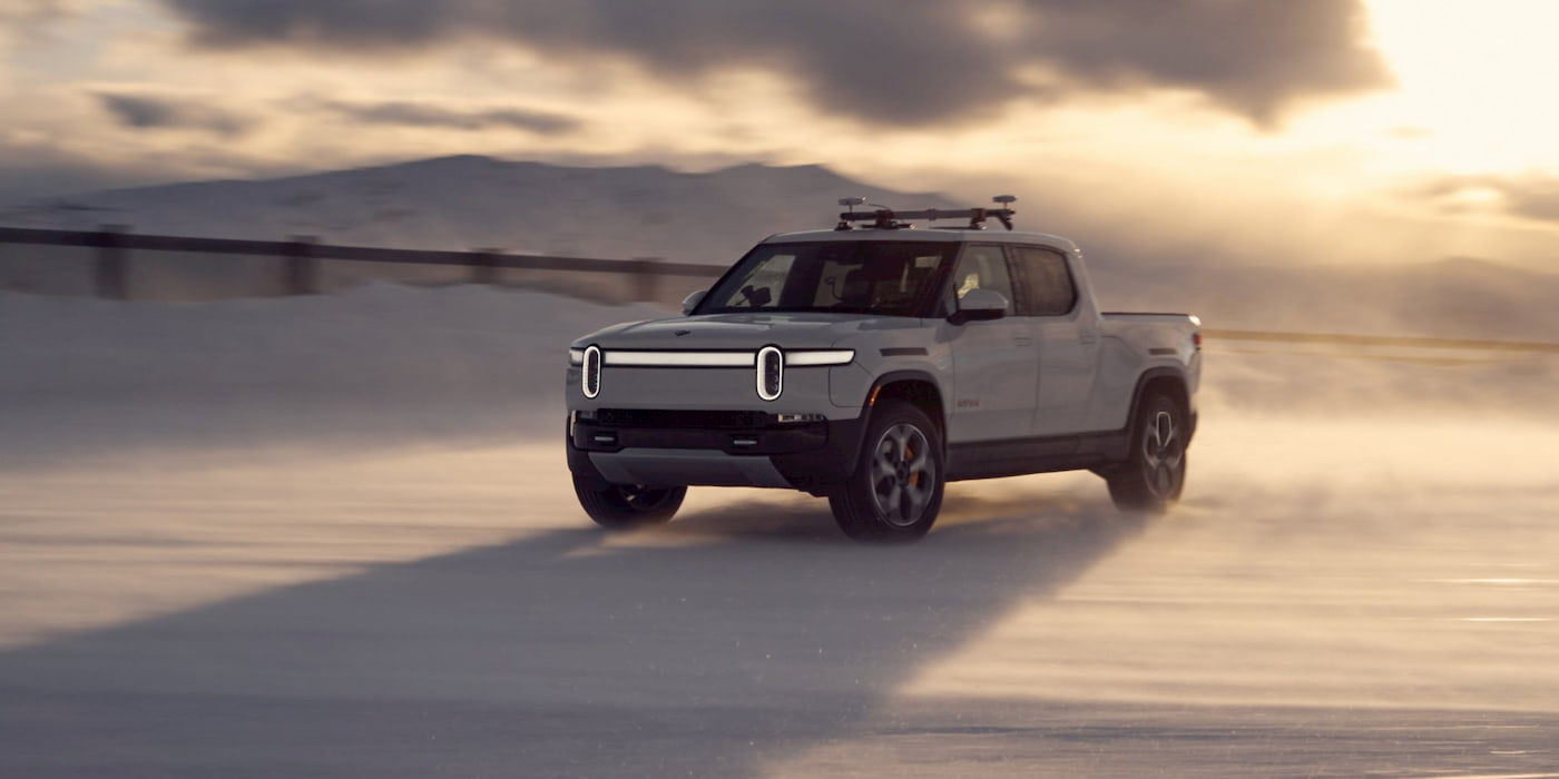 Watch a Rivian R1T pull a stuck Ford F-150 Raptor out of the snow ...