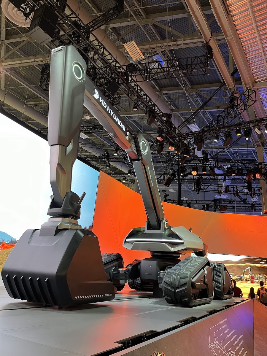 Hyundai Brings Electric Excavators AI And See Thru Steel To CES 2024   Hyundai 2 